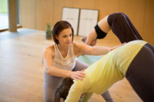 Hands on Adjustments korrigieren Hilfestellung Yogalehrerin Yoga Kurs Klassen